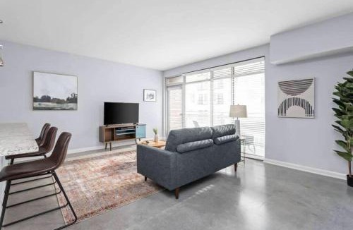 Cole-Noble District Apartment | CozySuites l Dream 1BR, Monument Circle, Indy