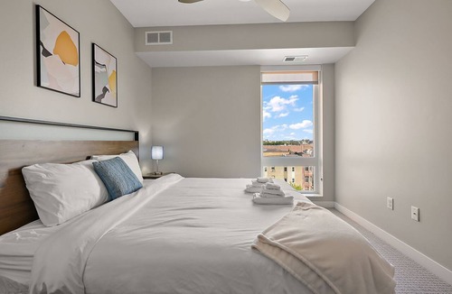 Downtown Minneapolis Apartment | CozySuites Marquee 1BR w/pool & gym | Queen bed