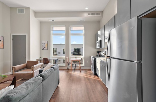 Downtown Minneapolis Apartment | CozySuites Marquee 1BR w/pool & gym | King bed