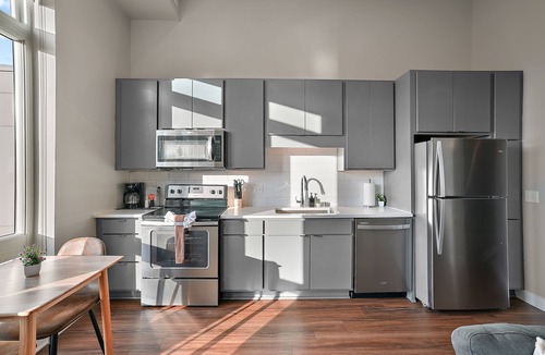 Downtown Minneapolis Apartment | CozySuites Marquee 1BR w/pool & gym | King bed