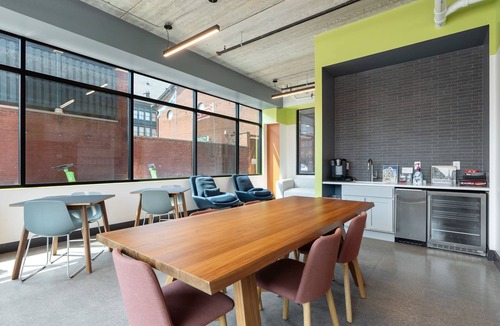 Lockerbie Square Apartment | CozySuites Mass with parking, lounge and roof deck 12
