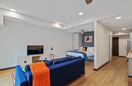 Lockerbie Square Apartment | CozySuites on Mass with garage parking #16