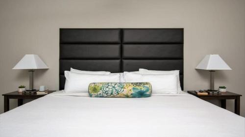 Downtown Dallas Apartment | CozySuites TWO Bold Apartments
