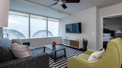 Downtown Dallas Apartment | CozySuites TWO Bold Apartments