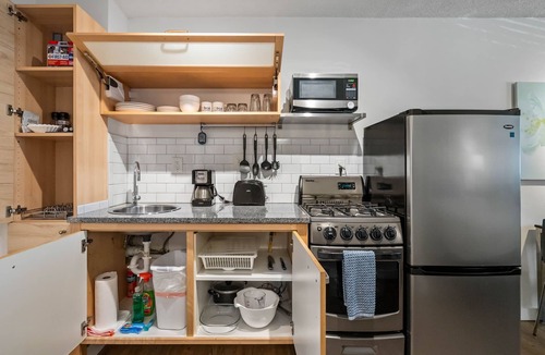 Midtown Apartment | (CPG) Serviced Studio w/Full Kitchen in Quiet Neighborhood