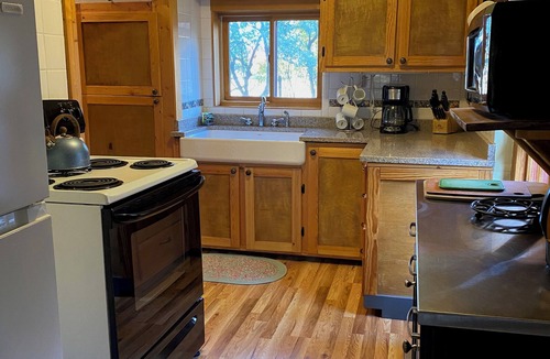 Livingston Cabin | Crabapple Cabin-Secluded Cabin on the Banks of the Yellowstone River