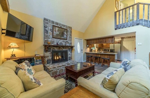 Helen House | CREEK FRONT RETREAT | GAME ROOM | HOT TUB |