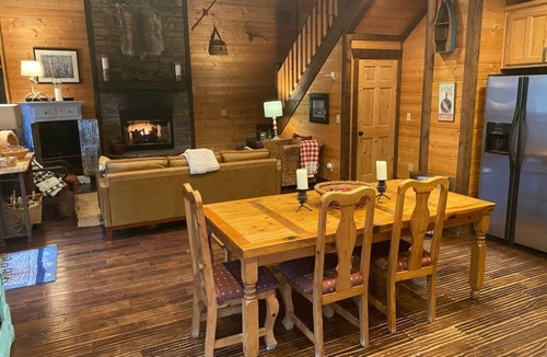 Blue Ridge Cabin | 'CREEK-N-AWESOME' Luxury Creek Cabin/Trout Fishing/Hot Tub/PET FRIENDLY