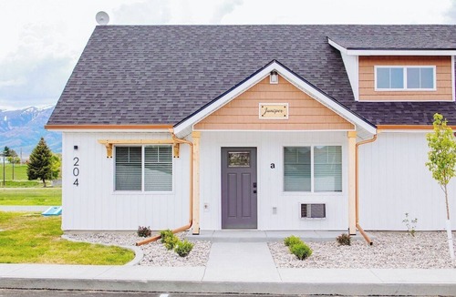 McCammon House | Creekside Cabin Juniper-stay with views near Lava