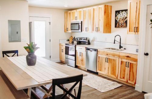 McCammon House | Creekside Cabin Magnolia stay w views and hot springs ONE br