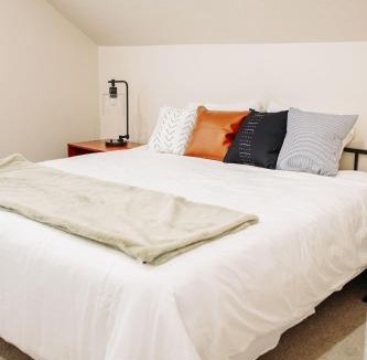 McCammon House | Creekside Cabin Ponderosa- ONE BR Stay near Lava
