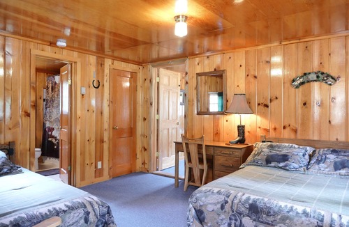 Wapiti Hotel | Creekside Lodge at Yellowstone