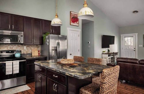 Berkeley Springs House | Creekside Mariposa Cottage · Hot Tub & Fire Pit