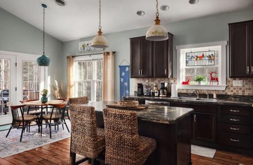 Berkeley Springs House | Creekside Mariposa Cottage - Hot Tub & Fire Pit