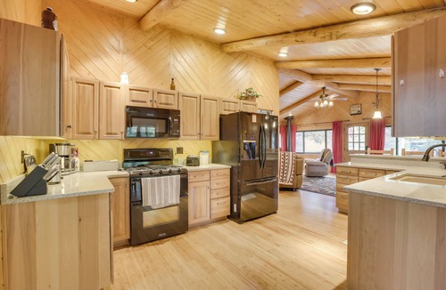 Ten Sleep Cabin | Creekside Ten Sleep Vacation Rental + Deck & Grill
