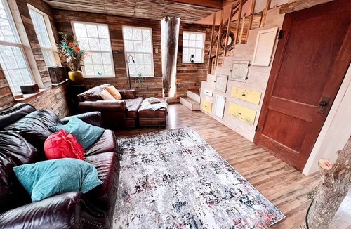 Celeste Cabin | Creekside Tree House w/ Pool in Celeste, Texas, for Memorable Glamping Stays