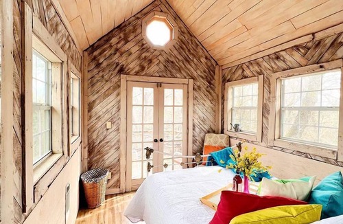 Celeste Cabin | Creekside Tree House w/ Pool in Celeste, Texas, for Memorable Glamping Stays