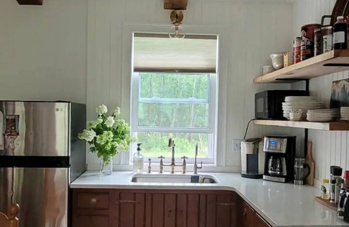 Bedford Cottage | Creekside With Hot Tub, Gas Fireplace, Fishing, Minutes to Downtown and Omni Spa