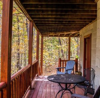 South Bloomingville Ski Chalet | Creekwood Chalet - Hocking Hills with Hot Tub and Near Hiking