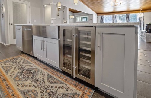 South Perry District Apartment | Crestline · Perfect for groups-Theater & Arcade close to dwtn!