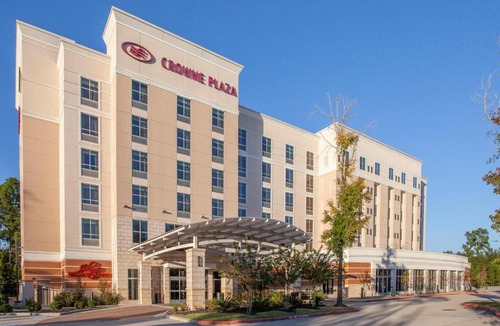 Shenandoah Hotel | Crowne Plaza Shenandoah - Woodlands Area by IHG