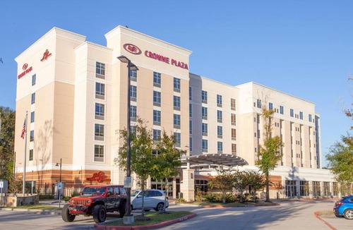 Shenandoah Hotel | Crowne Plaza Shenandoah - Woodlands Area by IHG