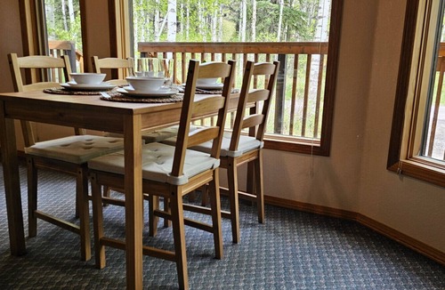 Crowsnest Pass Cabin | Crowsnest River Chalet - Whitetail