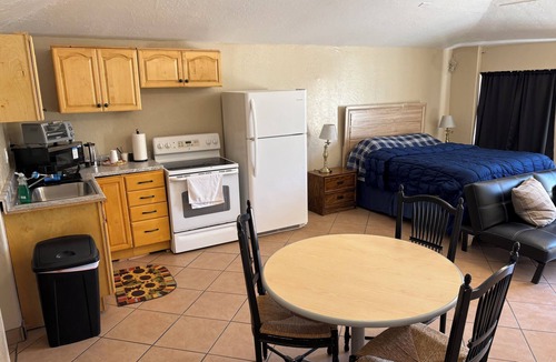 F. Q. Story Apartment | CRYSTAL POOL STUDIO KITCHEN SWIMMING WALK DOWNTOWN STADIUMS CONVENTION CTR ARTS