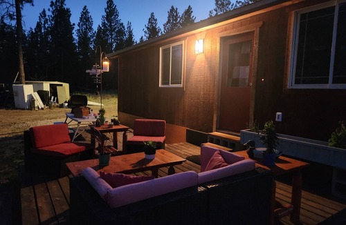 Grantsdale Cabin | Custom tiny house with an awesome view.nClose to Hamilton and Darby