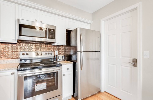 Columbus House | Cute and Cozy 3 Bedroom Ranch Home w/Deck and Fenced Yard