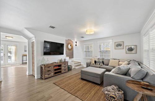 Clear Lake Shores House | Cute bungalow with massive deck and fire pit, walk to Kemah Boardwalk