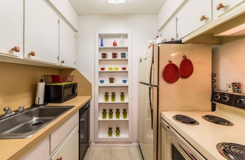 Hyde Park Condo | Cute, Cozy and Quiet Studio just north of UT and Downtown.