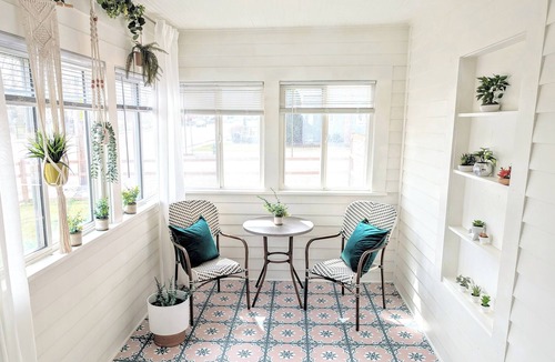 Hagerman House | Cute downtown Hagerman cottage with stock tank pool & putting green.