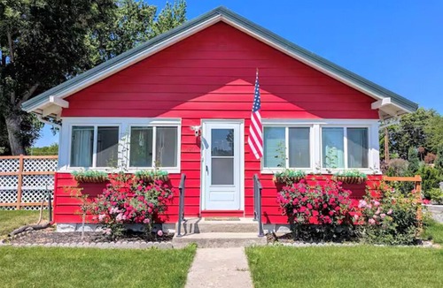 Hagerman House | Cute downtown Hagerman cottage with stock tank pool & putting green.