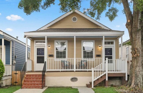 Bayou St. John House | Cute Pool + Porches on Greenway near FQ, Streetcar, Cute & Bright 3BR on Greenway!