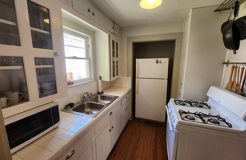 Woodland Heights House | Cute & Quiet Garage Apt Home