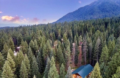 Garden Valley Cabin | Cutthroat Cabin: Large cabin with creek, 5 min. to Terrace Lakes for golf
