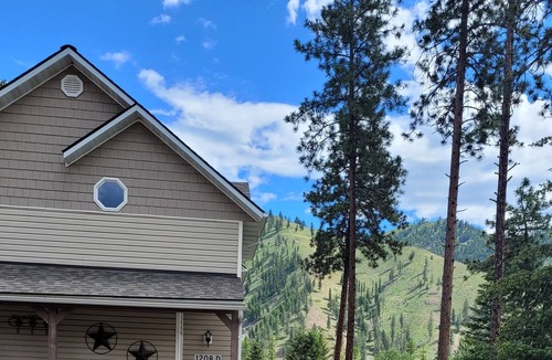 Superior Apartment | D-Cozy downstairs 2 bdrm/1ba apartment
