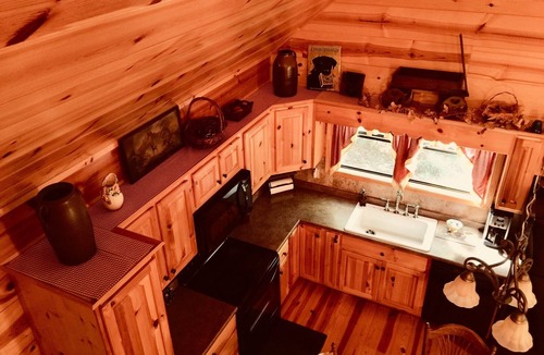 Blairsville Cabin | Dancing Bear Your Honeymoon Cabin with Hot Tub in the Woodsn