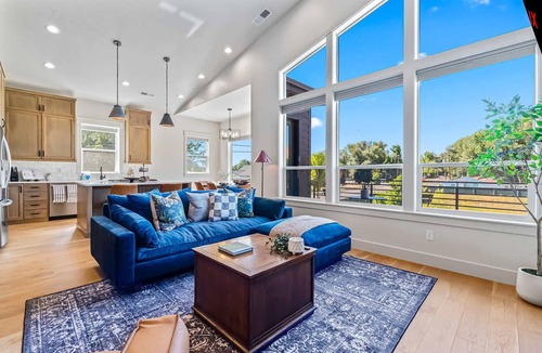 Collister House | Dark & Sleek 3BR Escape by the Course
