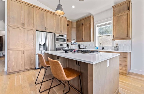 Collister House | Dark & Sleek 3BR Escape by the Course