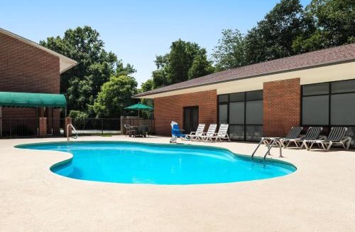Lexington Hotel | Days Inn by Wyndham Lexington