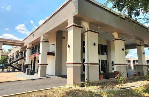 Rio Vista Hotel | Days Inn by Wyndham San Marcos