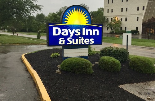 Springdale Hotel | Days Inn & Suites by Wyndham Cincinnati North