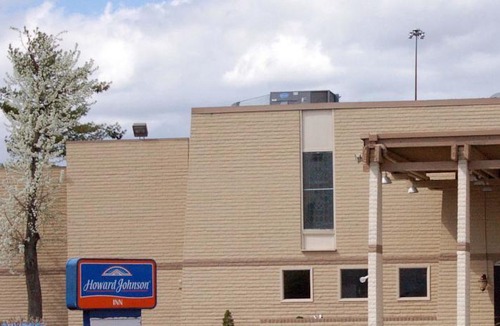 Springdale Hotel | Days Inn & Suites by Wyndham Cincinnati North
