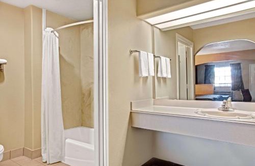 Westfield Hotel | Days Inn & Suites by Wyndham Houston North - Spring