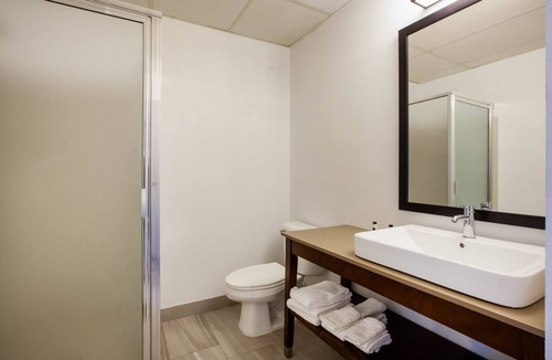Rochester Hills Hotel | Days Inn & Suites by Wyndham Rochester Hills MI