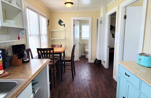 Old Town Cottage | DB 9 Low Tide-1 BR Cottage, Living Room, Kitchenette, Walk to Beach, Dogs OK!