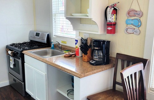 Old Town Cottage | DB 9 Low Tide-1 BR Cottage, Living Room, Kitchenette, Walk to Beach, Dogs OK!