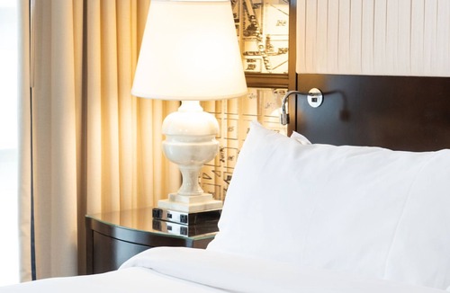 Downtown Washington D.C. Hotel | DC Accessible King – ADA Tub & Luxe Stay